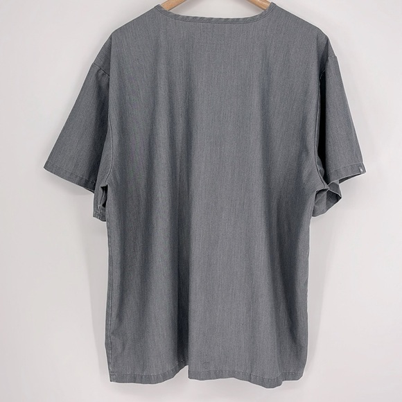 Figs Men's Leon Scrub Top in Graphite Gray Size 2XL - Picture 9 of 10